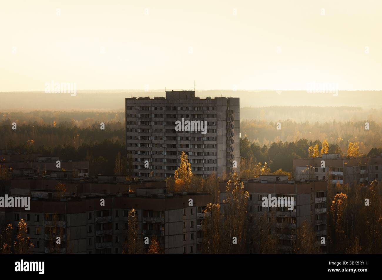 Große verlassene alte Wohnung in den Sonnenuntergang Luftaufnahme Stockfoto