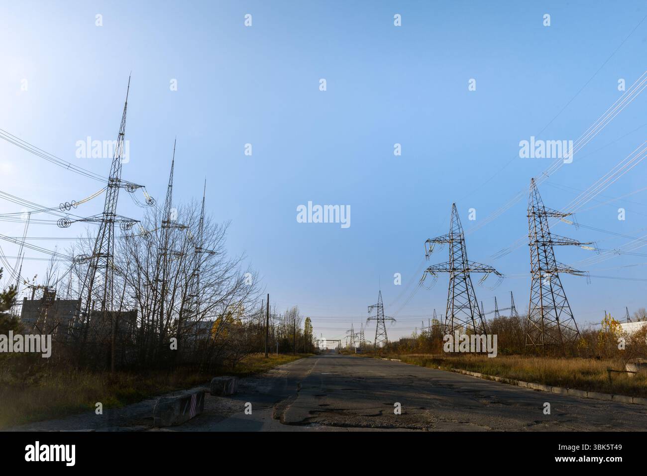 Großen Pylonen bei Power Station Verteilen unter blauem Himmel Stockfoto