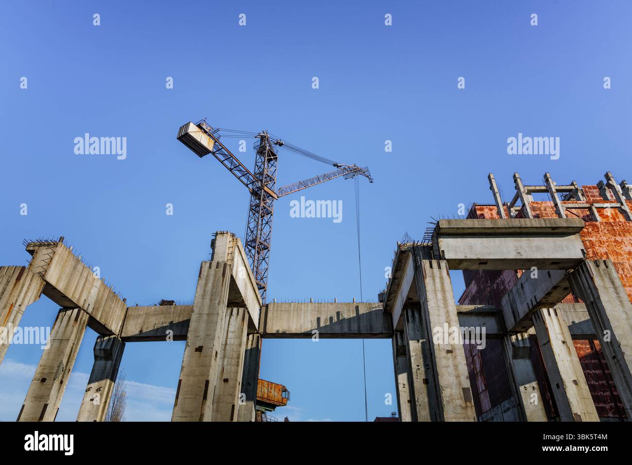Atomkraftwerk Tschernobyl 2019 unter blauem Himmel Stockfoto