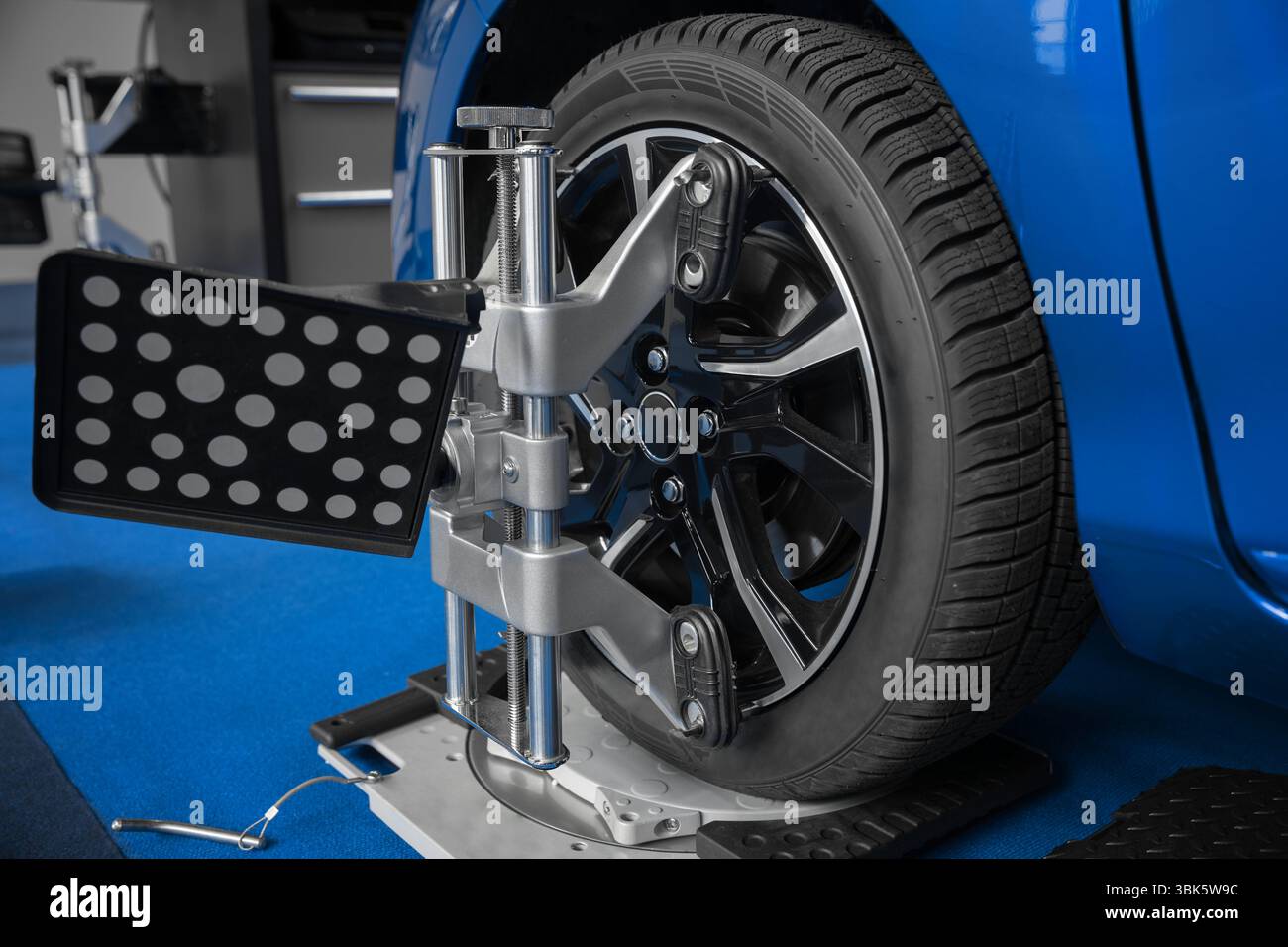 Reifen Auswuchten von modernen Autos in der Werkstatt closeup Foto Stockfoto