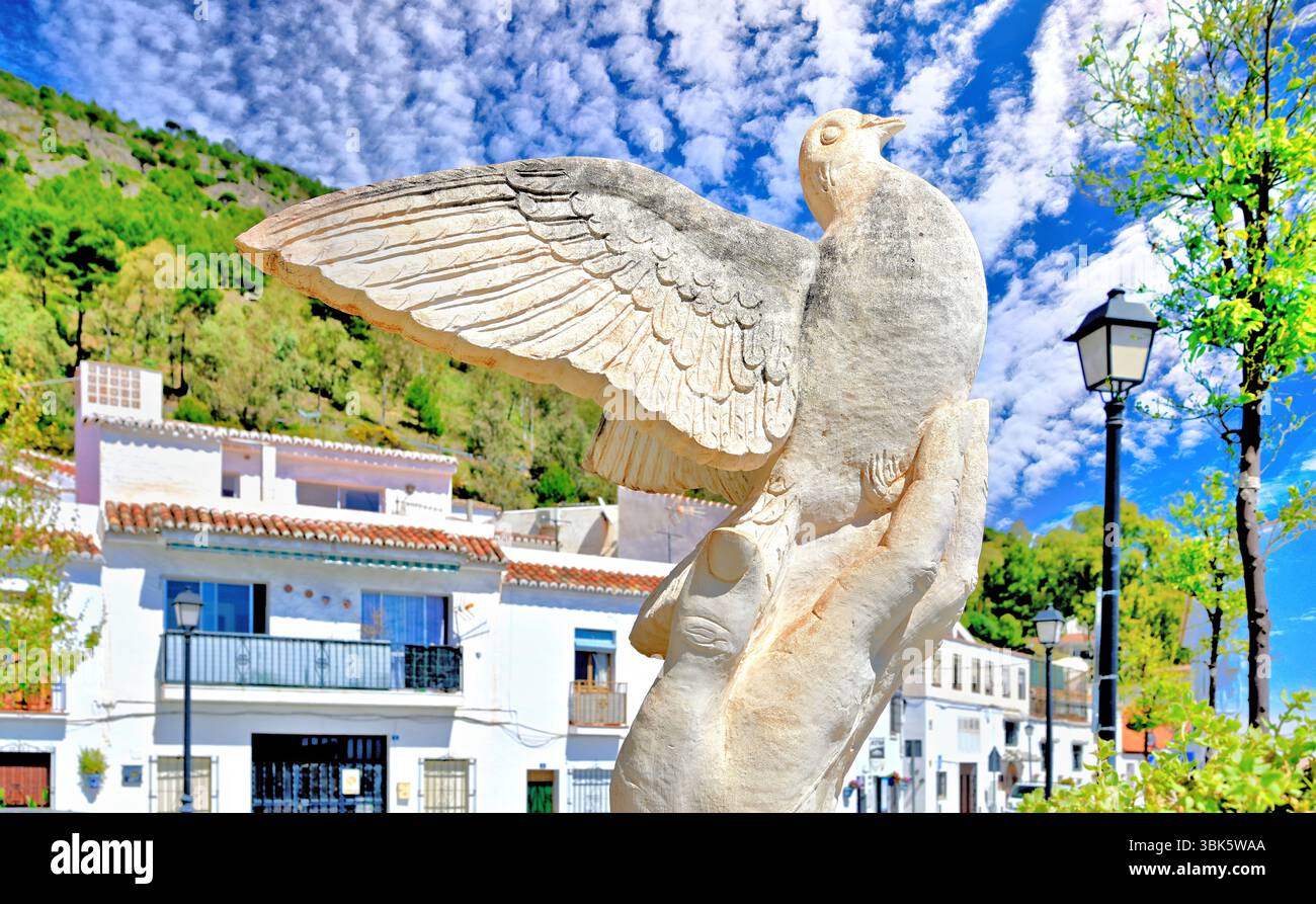 Malaga Mijas Pueblo Dorf schöne Vogel in der Handtaube Skulptur in blendendem Sonnenlicht und tiefblauem Himmel Stockfoto