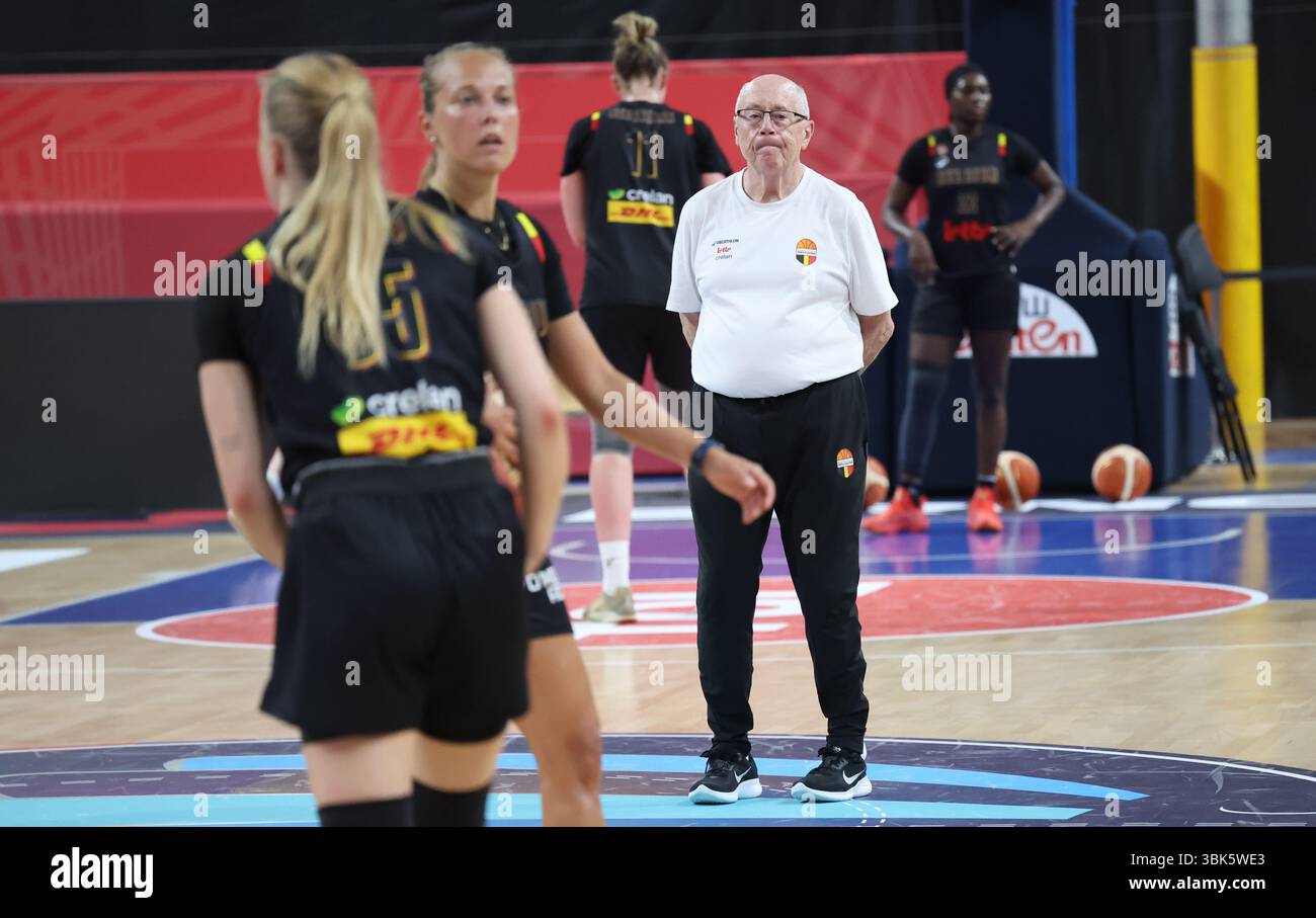 Brünn, Tschechische Republik. Juni 2025. Der belgische Cheftrainer Mike Thibault wurde am Mittwoch, den 18. Juni 2025, während eines Trainings der belgischen Frauennationalmannschaft „The Belgian Cats“ in Brünn, Tschechisch-Republlic, bei der FIBA Women's EuroBasket 2025 gezeigt. BELGA PHOTO VIRGINIE LEFOUR Credit: Belga News Agency/Alamy Live News Stockfoto
