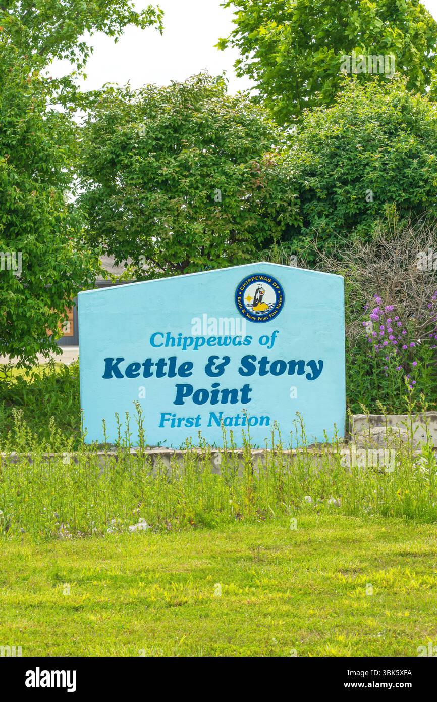 Betonschild, das beim Betreten der Chippewas of Kettle and Stony Point First Nation angebracht wird. Stockfoto