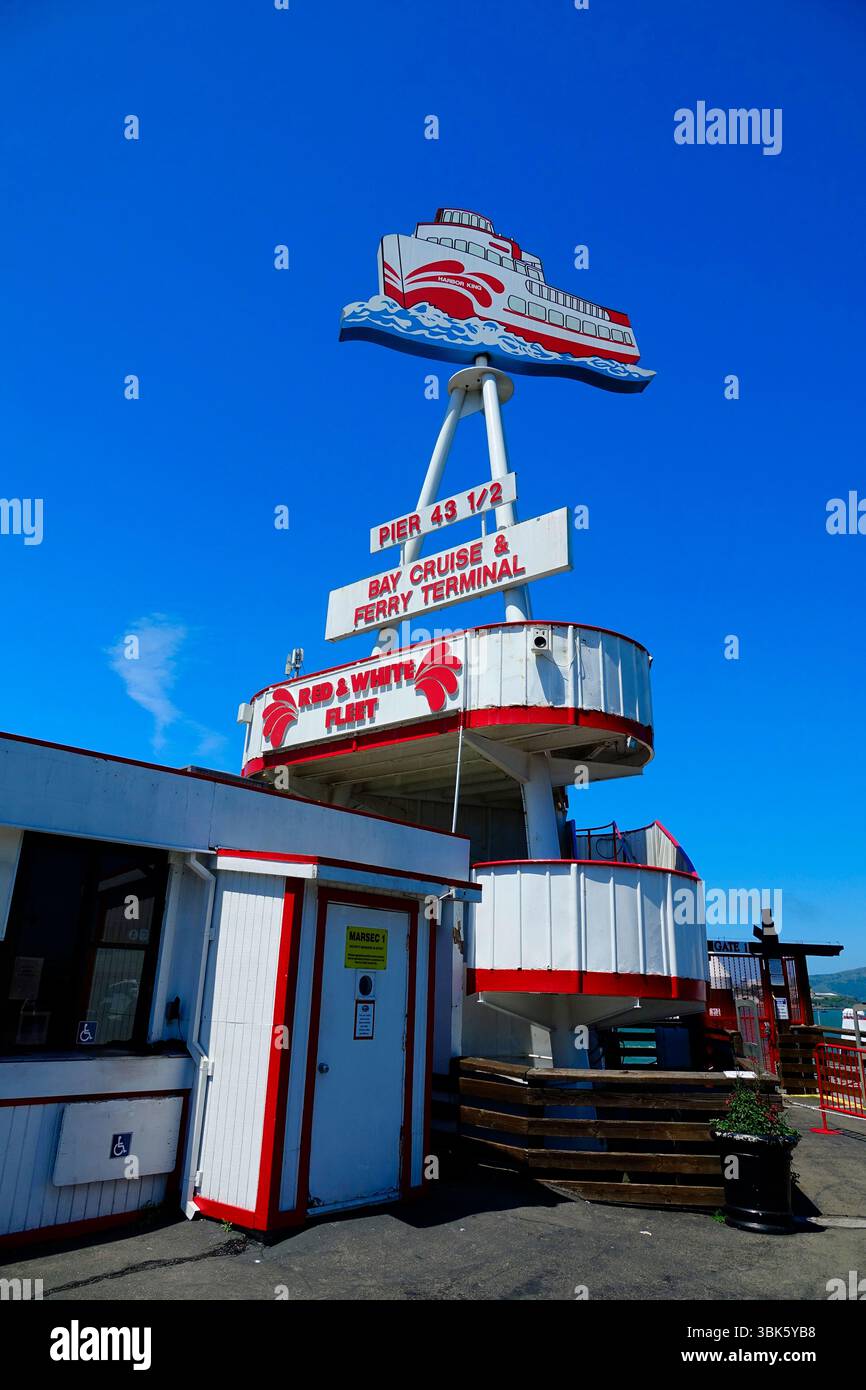 Red-and-White-Fähre an Fisherman's Wharf San Francisco California City an der Bay Frisco SF San Fran USA. Erstellt 05.20.25 Stockfoto