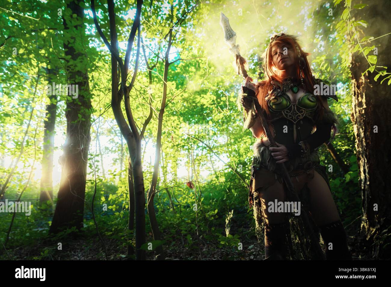 Elfen Kriegerin im tiefen Wald closeup Foto Stockfoto