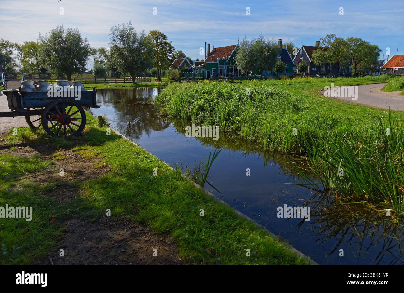 Schlitten mit Milch im ländlichen Bereich closeup Foto Stockfoto