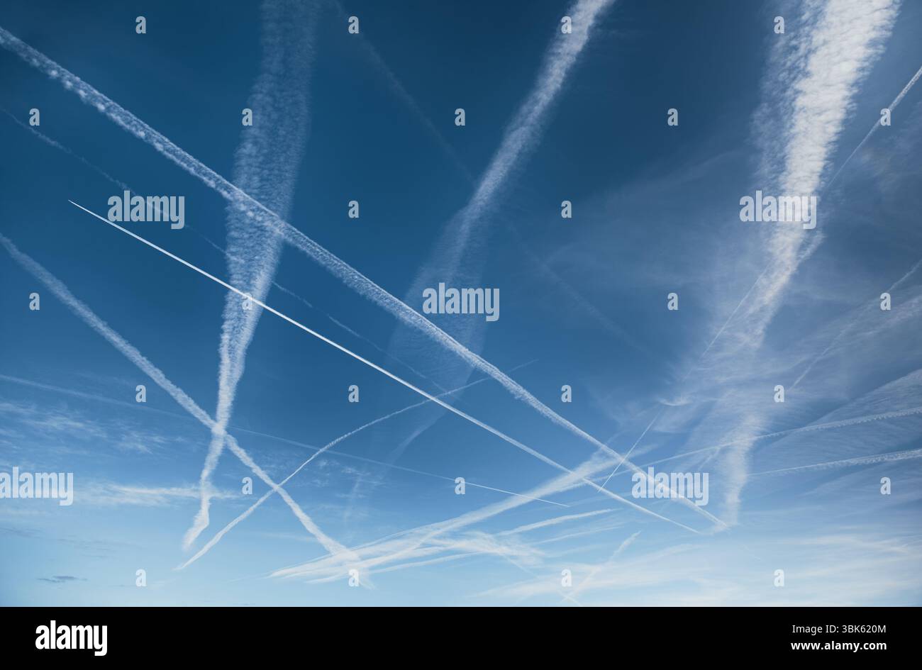Kondensstreifen auf blauen Himmel closeup Foto Stockfoto