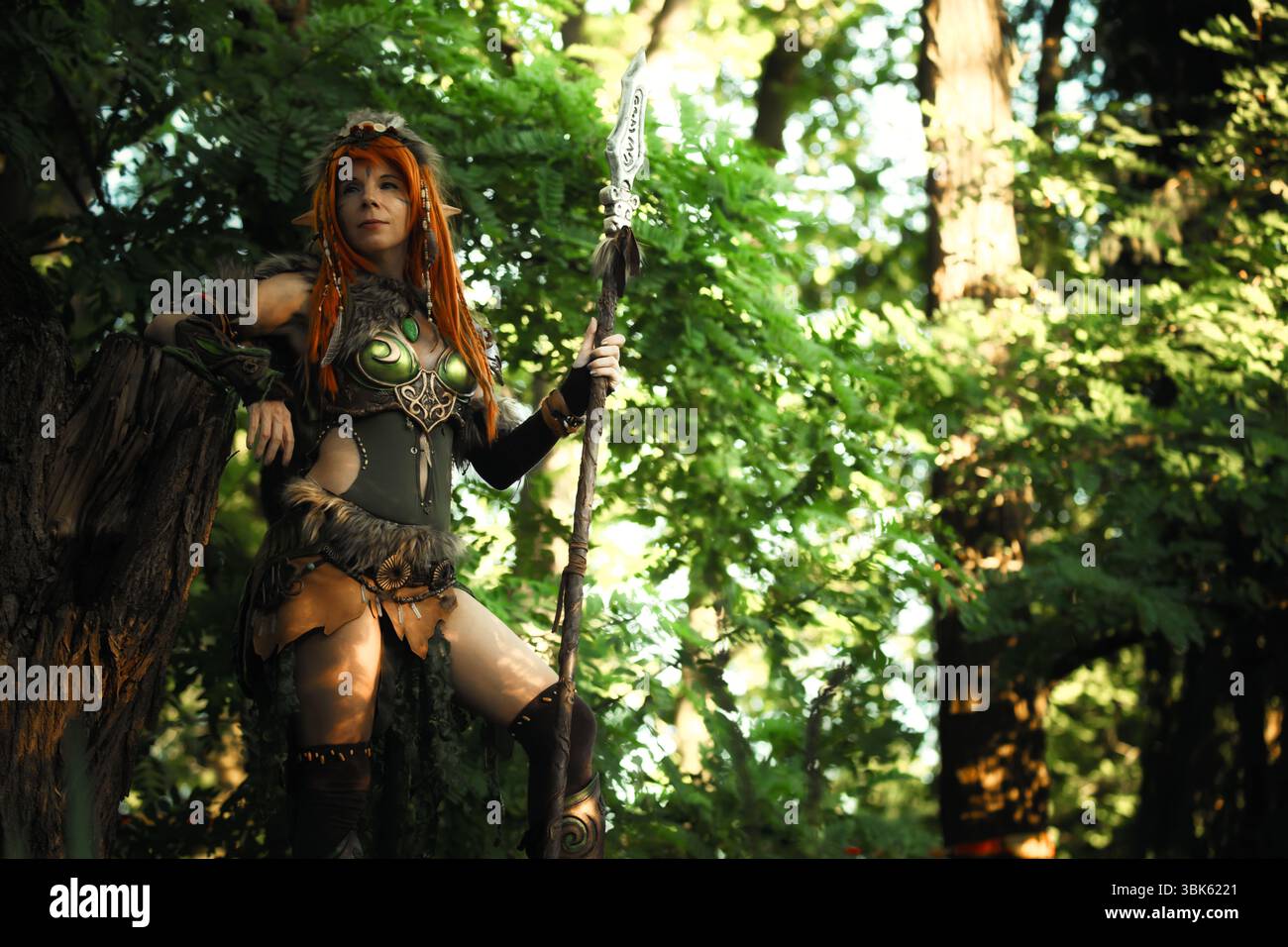 Elfen Kriegerin im tiefen Wald closeup Foto Stockfoto