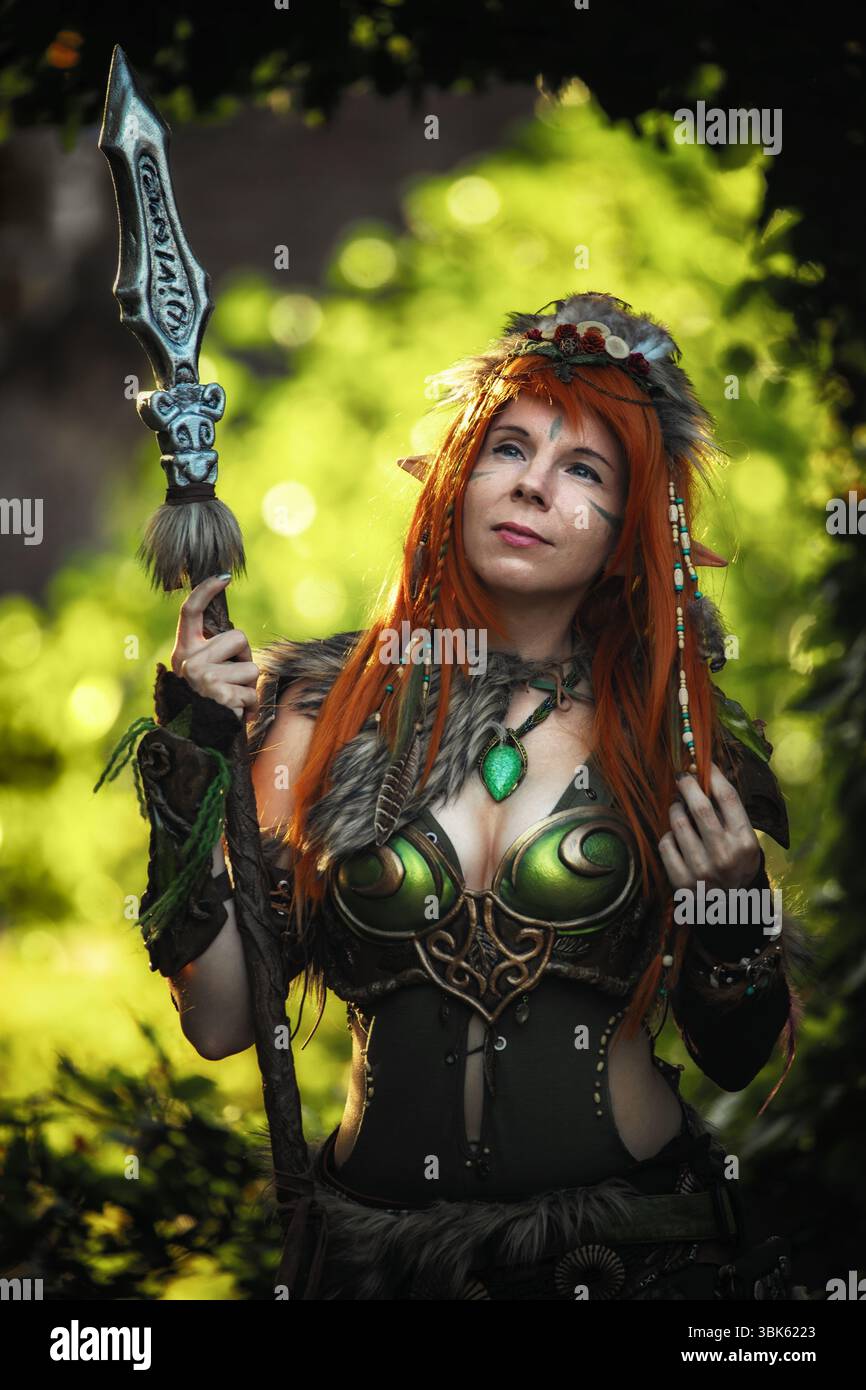 Elfen Kriegerin im tiefen Wald closeup Foto Stockfoto