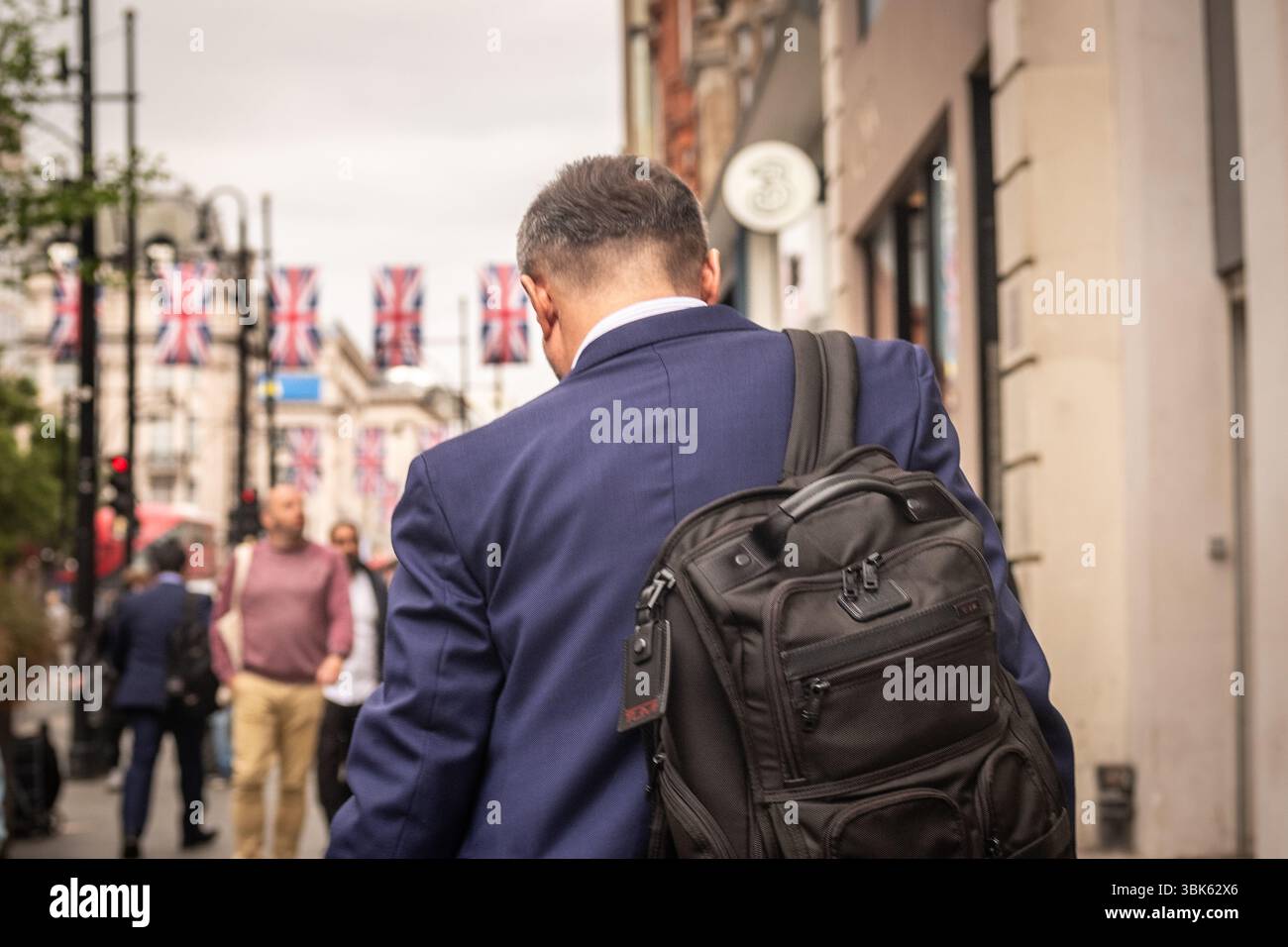 LONDON, 22. MAI 2025: Freimütige Straßenfotografie von Menschen auf der Oxford Street im Londoner West End – weltberühmtes Wahrzeichen Londons Stockfoto