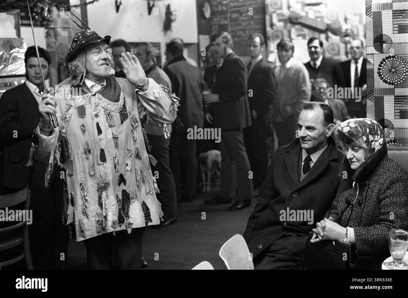 Ripon Sword Dance Play, Boxing Day, Ripon, Yorkshire 1971. Eddie Hardcastle (links) Vorstellung im Stadtpub. Ripon, Yorkshire, England 1970er Jahre, Großbritannien HOMER SYKES Stockfoto