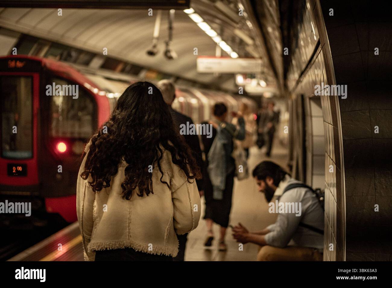 LONDON, 22. MAI 2025: Szene der Londoner U-Bahn Victoria Line mit Passagieren auf dem Bahnsteig Stockfoto