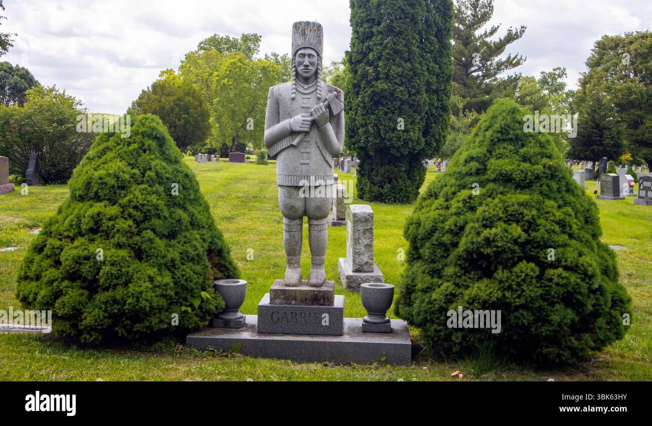 Der Grabstein „Indianer Häuptling“ markiert Samuel „Häuptling“ Gabriels letzte Ruhestätte auf dem Green Lawn Cemetery in Columbus, OH. Stockfoto