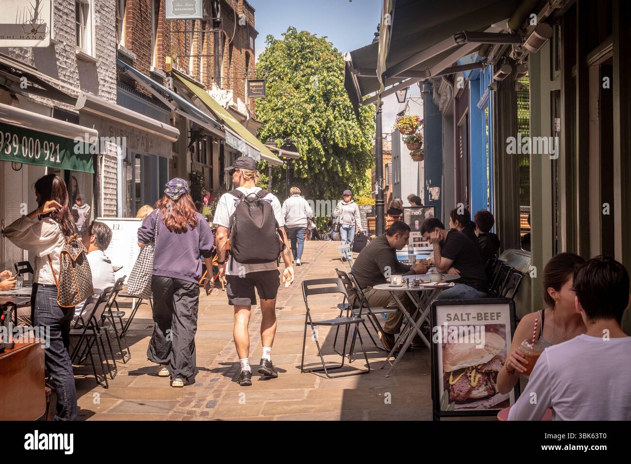 LONDON, 29. MAI 2025: Hampstead Village High Street Szene am Flask Walk, einem wohlhabenden städtischen Dorf im Nordwesten Londons Stockfoto