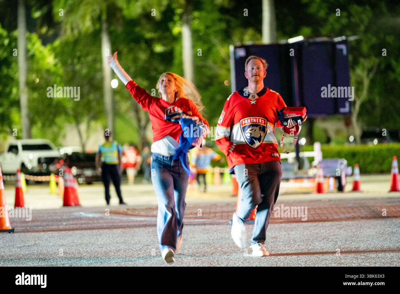 Sunrise, FL, USA - 17. Juni 2025: Go Panthers. Florida Panthers Fans gehen nach einem großen Sieg gut gelaunt ab Stockfoto