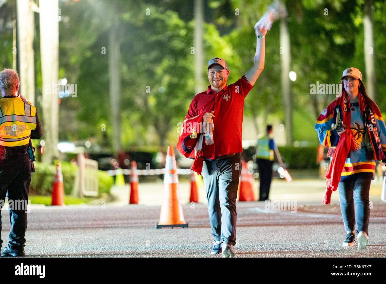 Sunrise, FL, USA - 17. Juni 2025: Go Panthers. Florida Panthers Fans gehen nach einem großen Sieg gut gelaunt ab Stockfoto