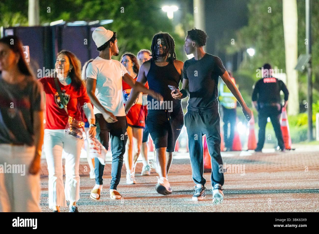 Sunrise, FL, USA - 17. Juni 2025: Go Panthers. Florida Panthers Fans gehen nach einem großen Sieg gut gelaunt ab Stockfoto