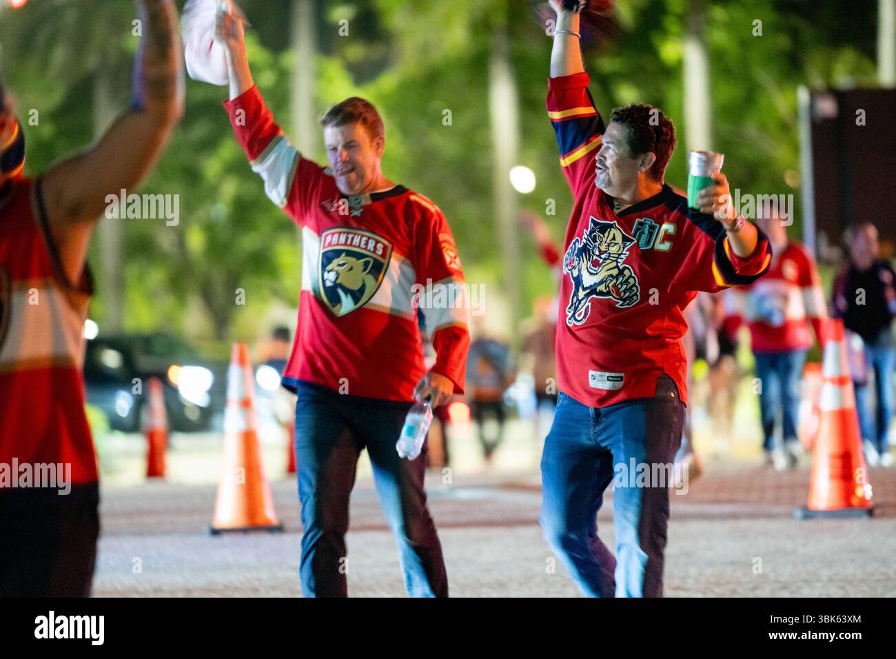 Sunrise, FL, USA – 17. Juni 2025: Florida Panthers sind die Champions. Leute, die das Spiel in Sunrise Florida verlassen Stockfoto