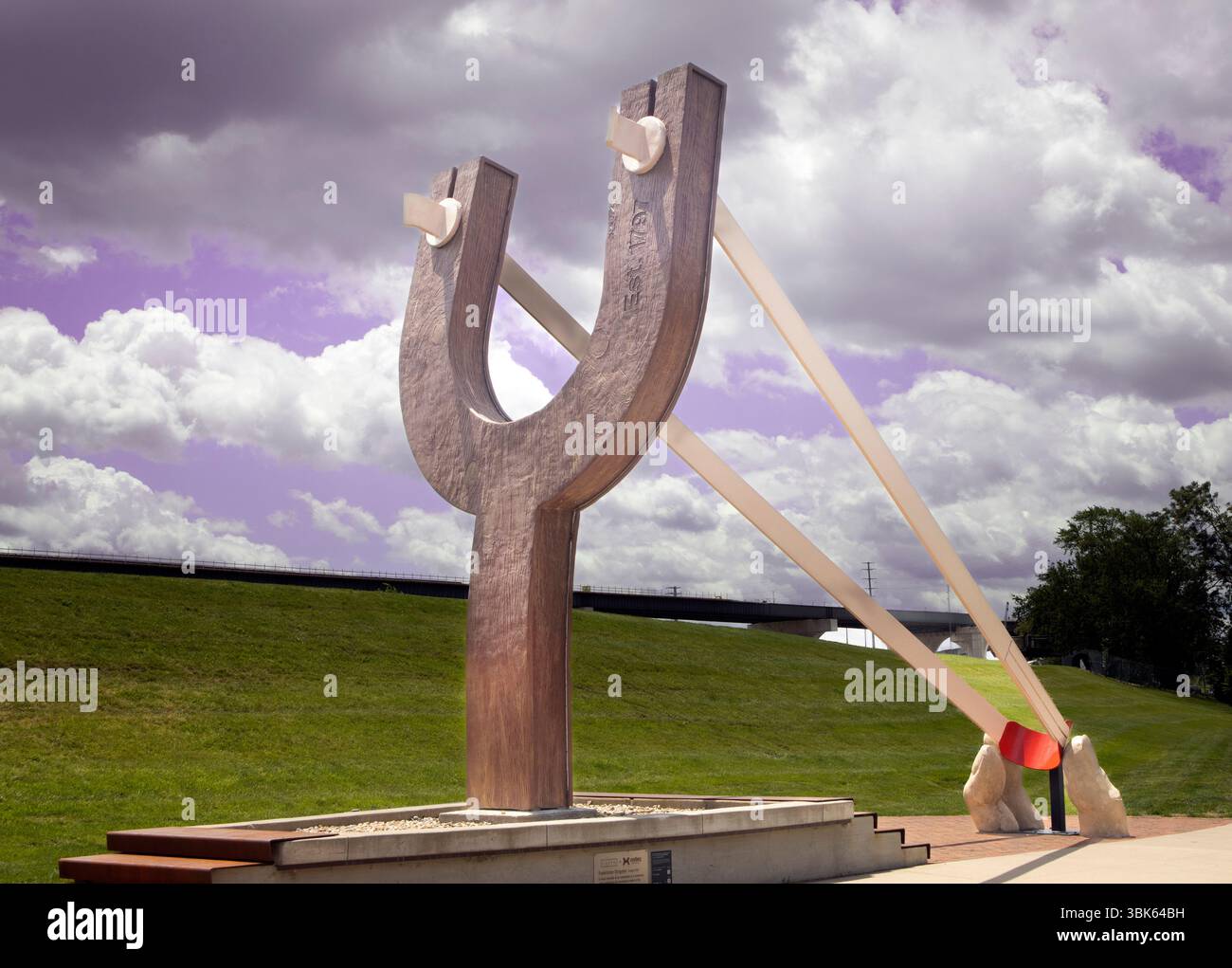 Columbus' Riesenschleuder in Franklinton lädt Sie ein, als der Felsen zu posieren, der gestartet wird – ein interaktives, kinetisches Wahrzeichen der öffentlichen Kunst. Stockfoto