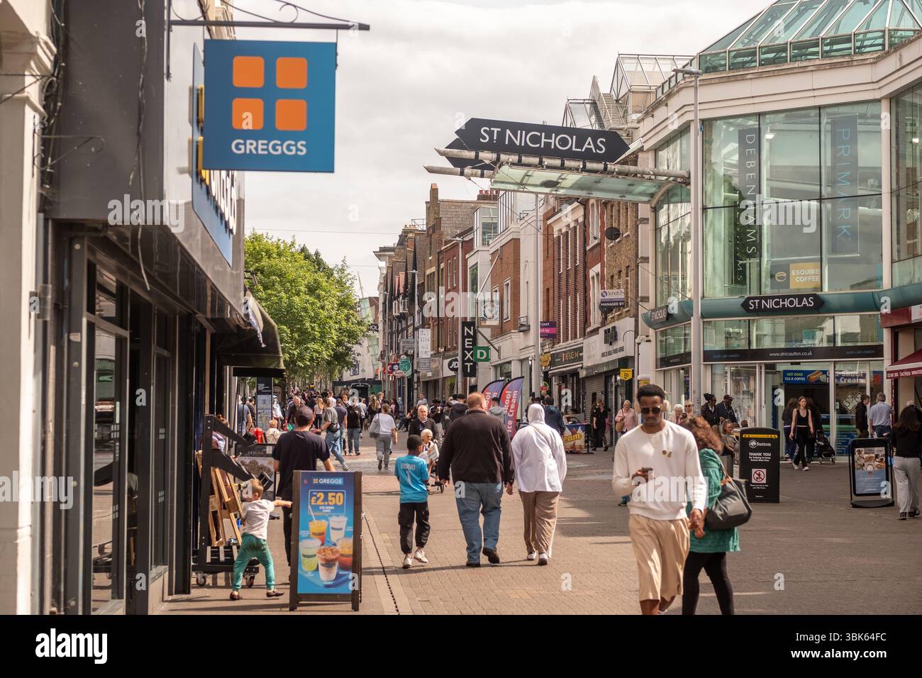 SUTTON, LONDON, 29. MAI 2025: Blick auf die Sutton High Street mit Menschen und Geschäften. Stockfoto