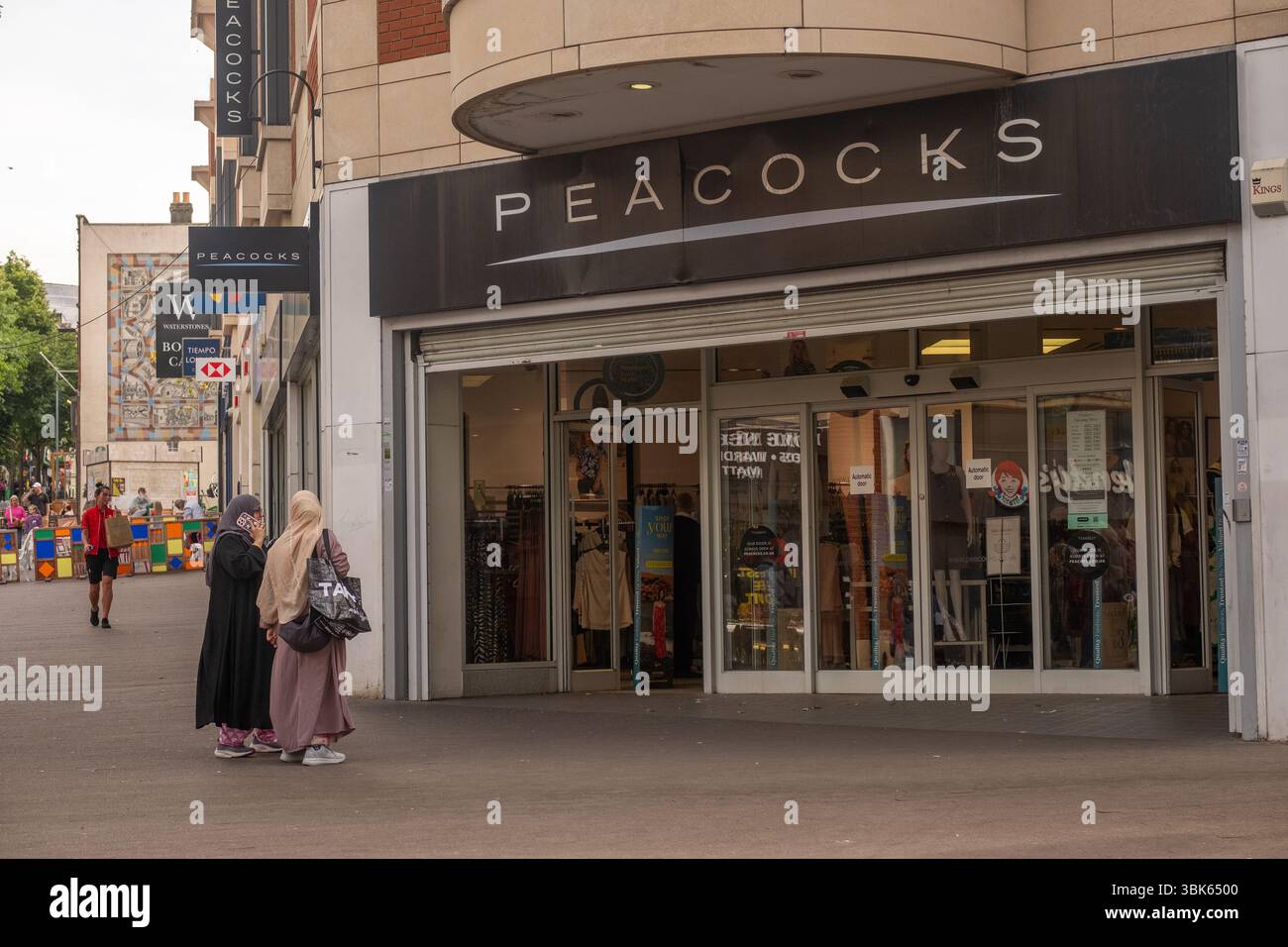 SUTTON, LONDON, 29. MAI 2025: Peacocks-Einzelhandel in der Sutton High Street-Szene. Stockfoto