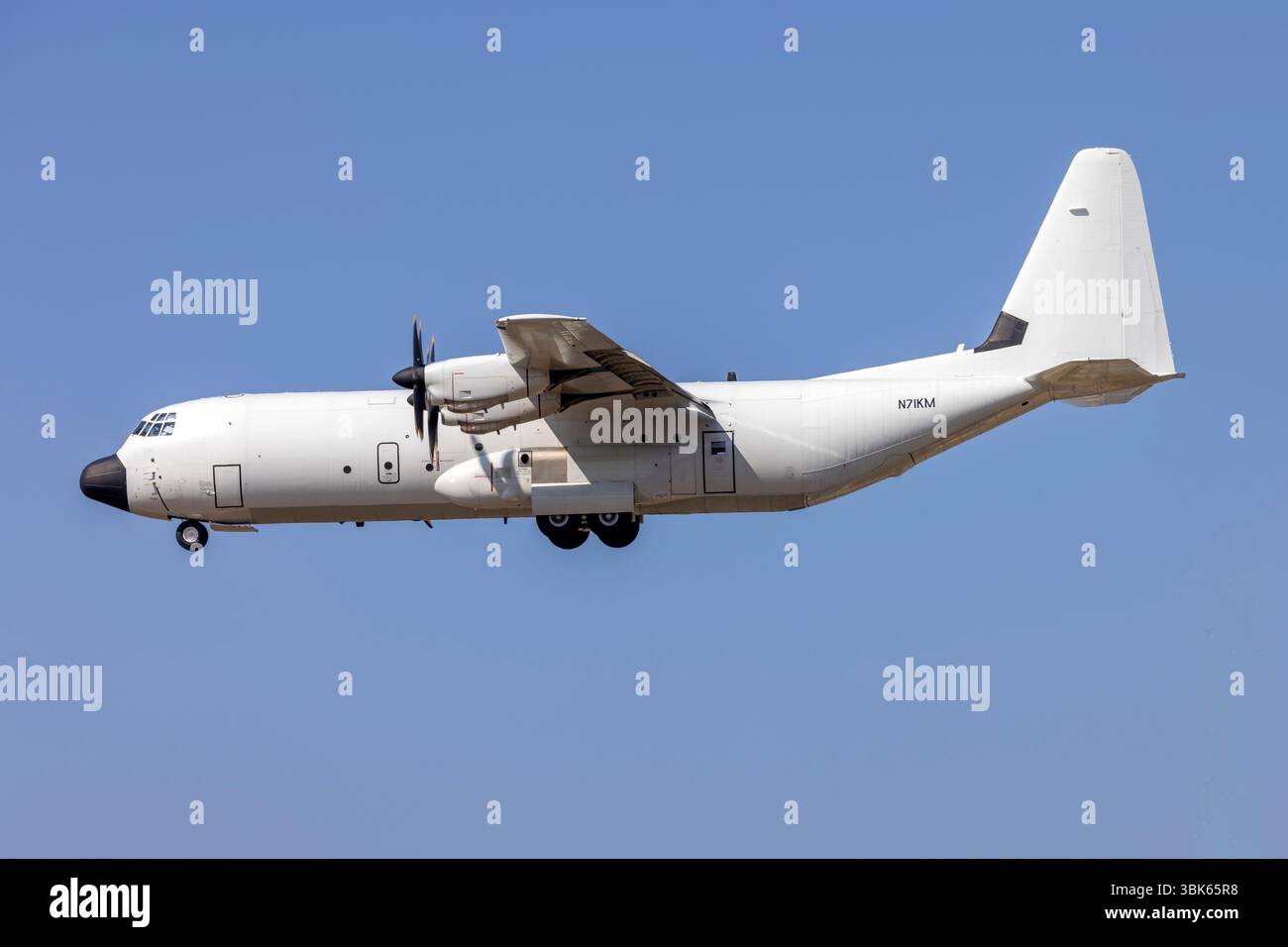Pallas Aviation Lockheed Martin LM-100J Hercules (L-382) (REG: N71KM) auf der Finalbahn 31. Stockfoto