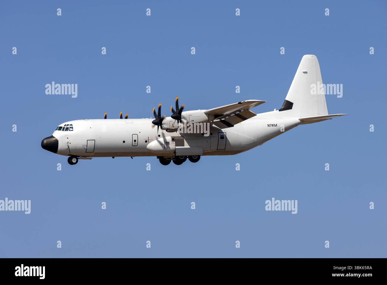 Pallas Aviation Lockheed Martin LM-100J Hercules (L-382) (REG: N71KM) auf der Finalbahn 31. Stockfoto