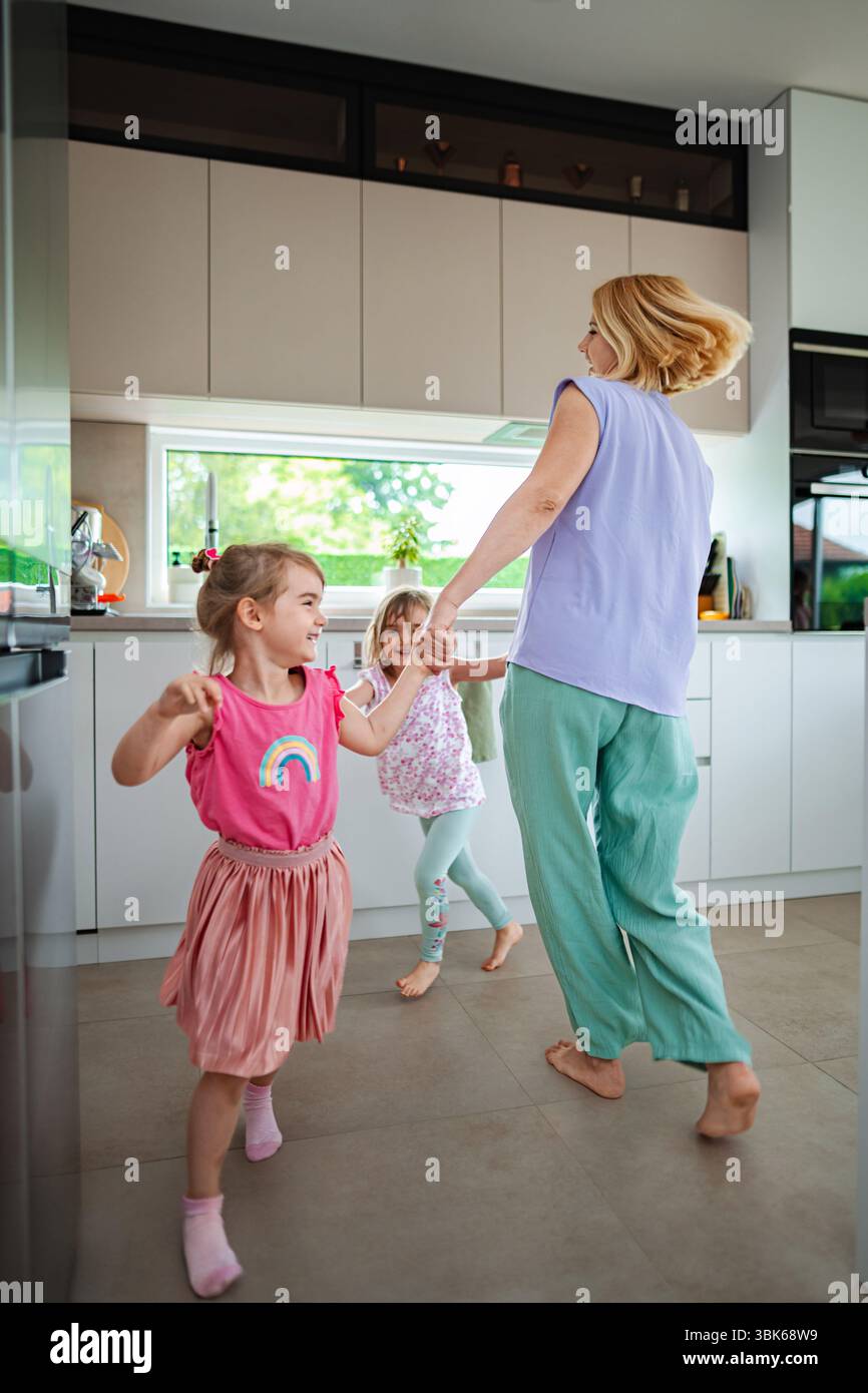 Fröhliche Momente des Tanzes in der modernen Küche Stockfoto