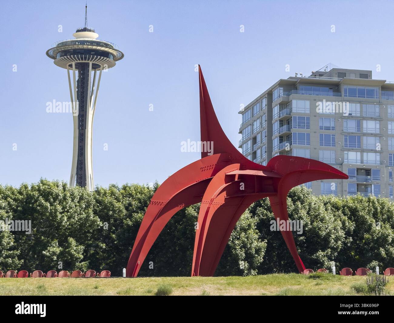 Olympic Sculpture Park mit Space Needle im Hintergrund, Seattle, Washington, USA, Nordamerika Stockfoto