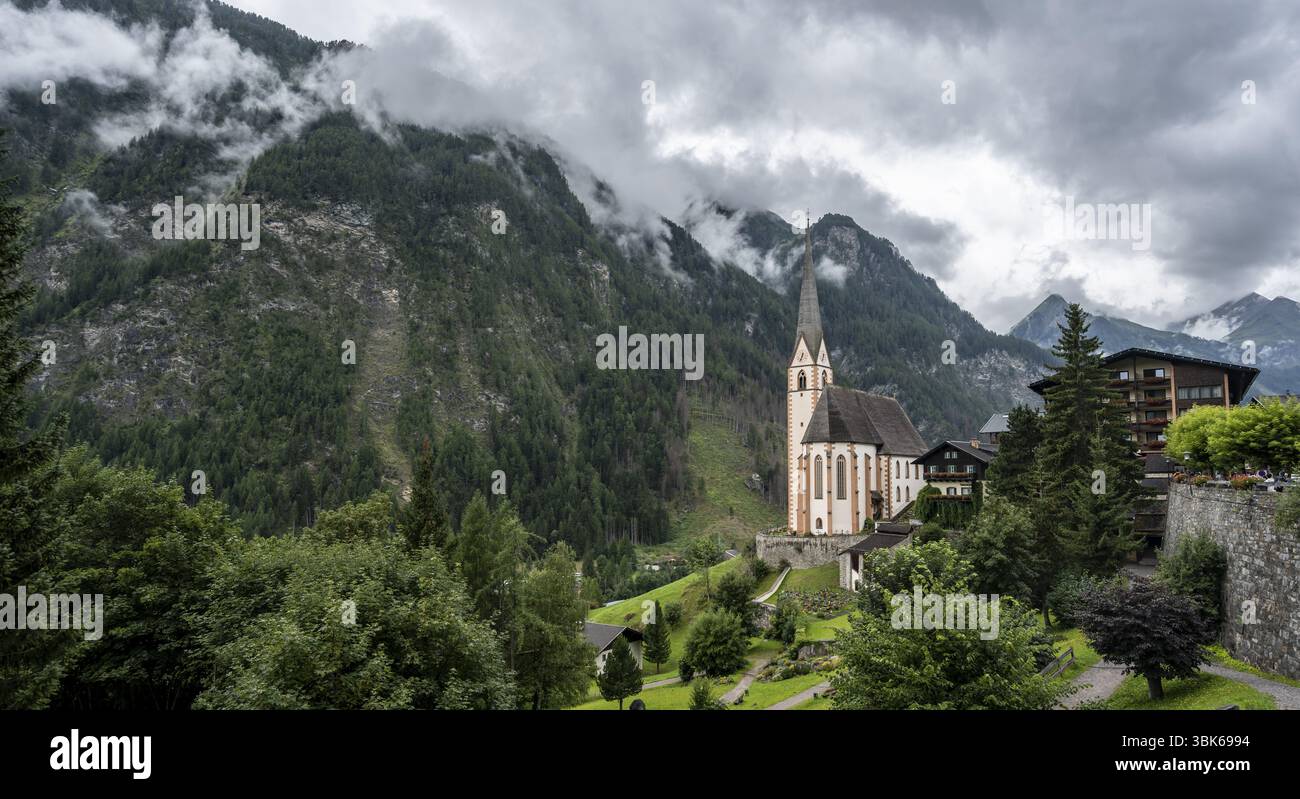 Pfarrkirche St. Vincent in Heiligenblut, bewölkte Berglandschaft, Innenhof, Heiligenblut am Großglockner, Kärnten, Österreich, Europa Stockfoto Pfarrkirche St. Vincent in Heiligenblut, bewölkte Berglandschaft, Innenhof, Heiligenblut am Großglockner, Kärnten, Österreich, Europa Stockfoto