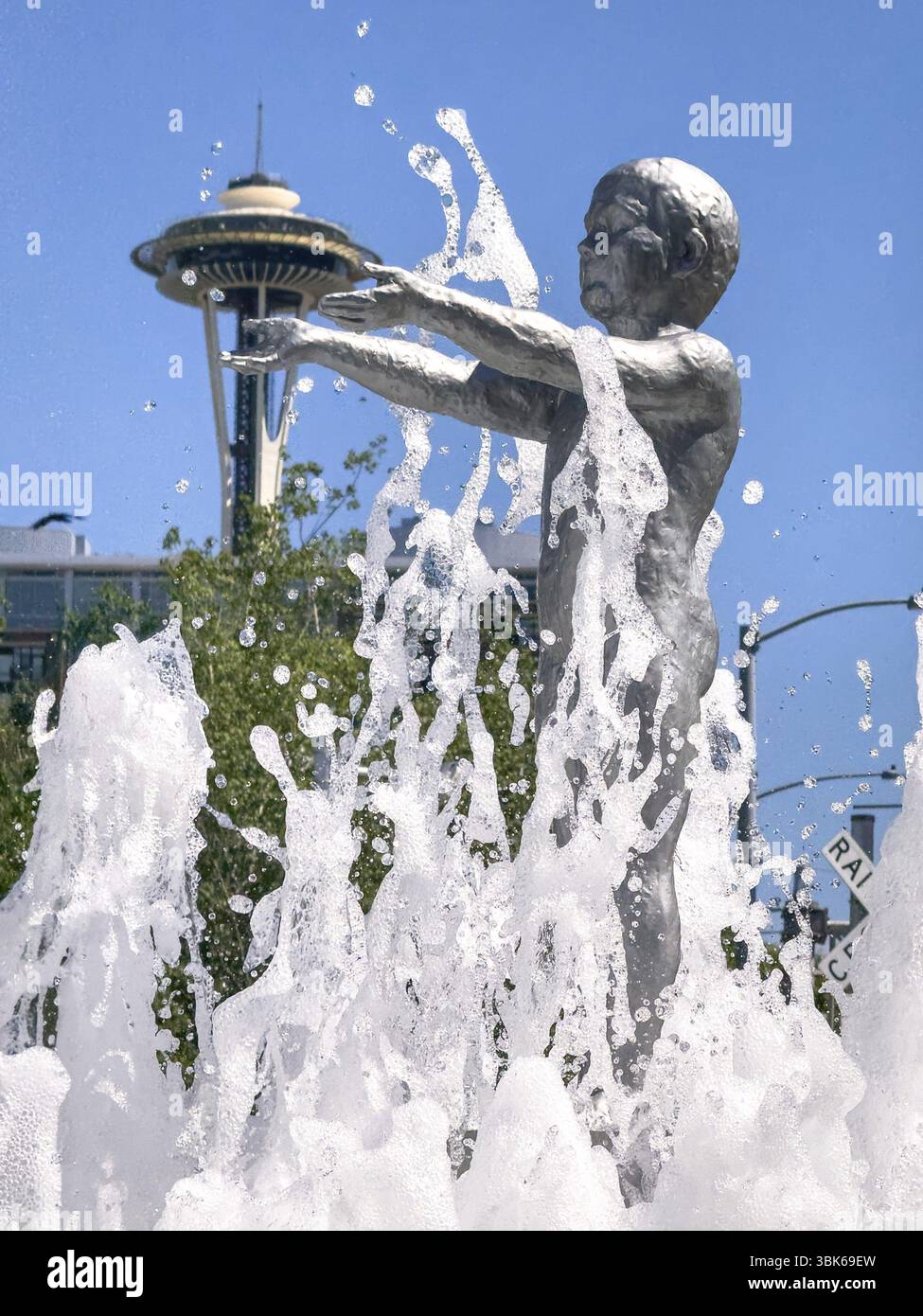 Vater und Sonne Brunnen von Louise Bourgeois mit Space Needle im Hintergrund, Seattle, Washington, USA, Nordamerika Stockfoto