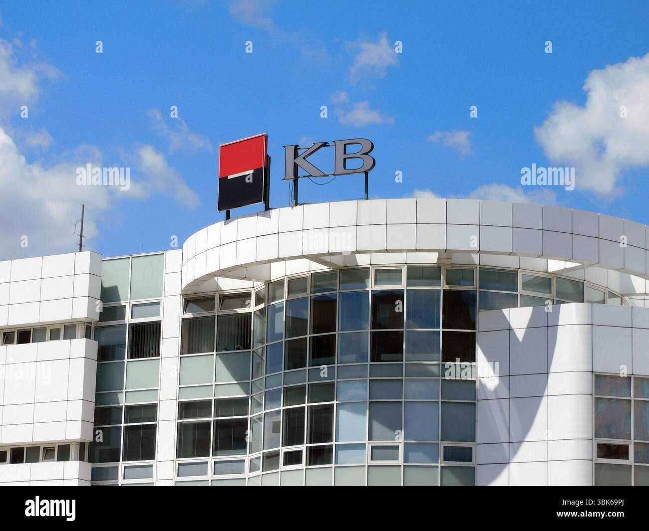 OSTRAVA TSCHECHISCHE REPUBLIK - 24. JULI 2019: Logo der Komercni Banka auf einem weißen Gebäude in Ostrava, Tschechische Republik bei schönem Sommerwetter. Stockfoto