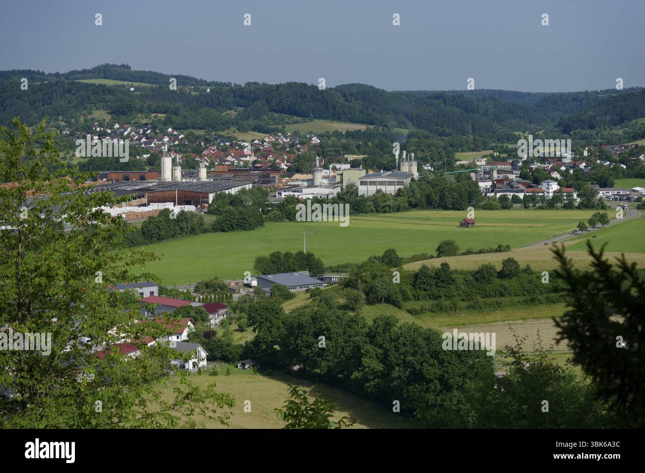 Blick auf das große Sägewerk in Oberrot, Klenk, Geschichte, Industriegeschichte, Sägewerk, Holzbearbeitung, Holzverarbeitung, Rottal, Rot, Schwäbisch-fränkische W Stockfoto
