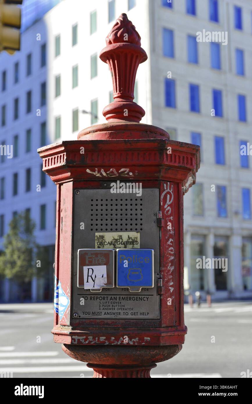 Rote Notrufsäule in einer urbanen Umgebung mit historischem Flair, Manhattan, New York, USA, Nordamerika Stockfoto