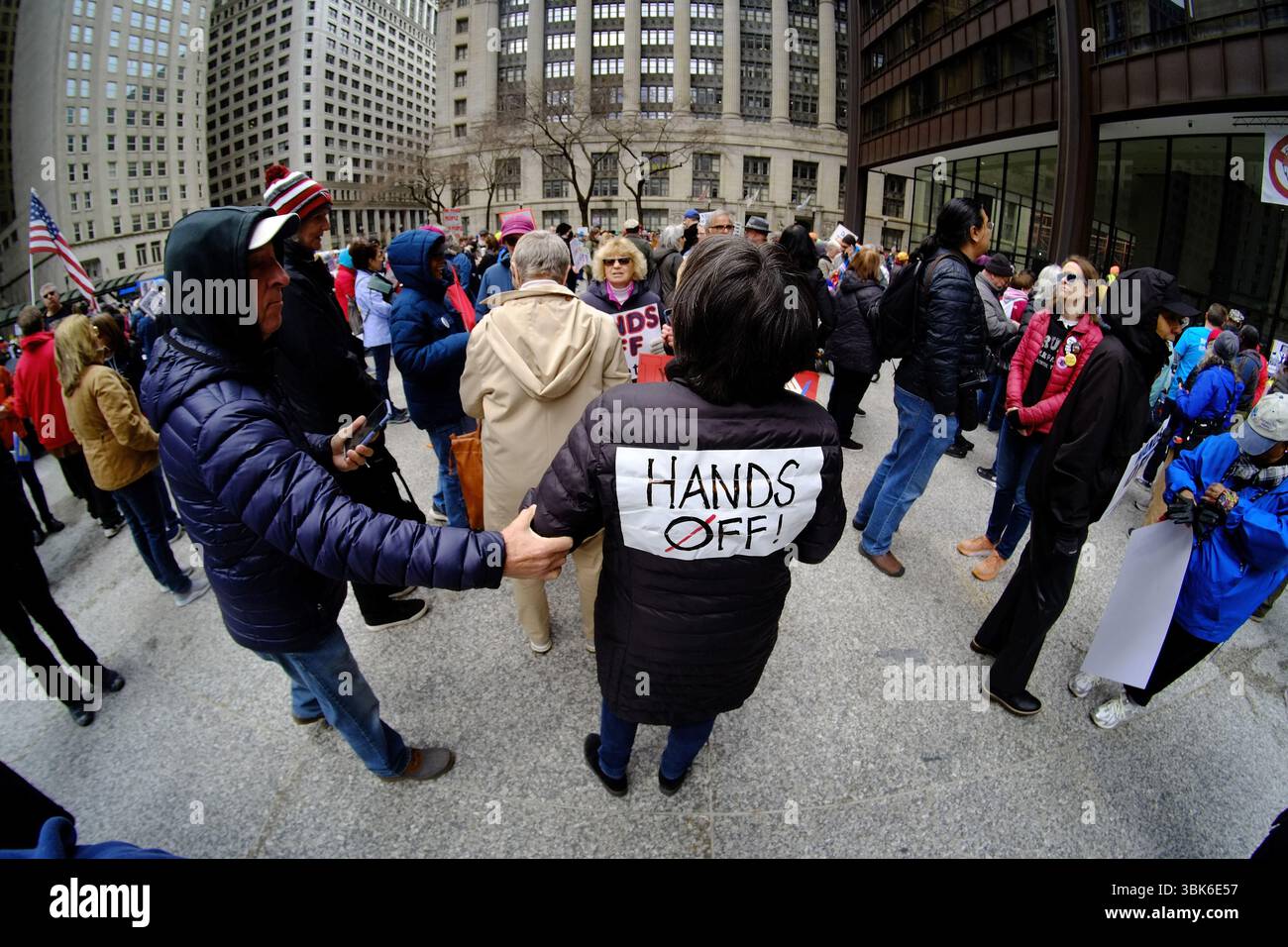 Demonstranten bei einer „Hands Off“-Kundgebung am Daley Plaza in der Innenstadt von Chicago am 5. April 2025, als Opposition gegen die Aktionen der Trump-Regierung. Stockfoto
