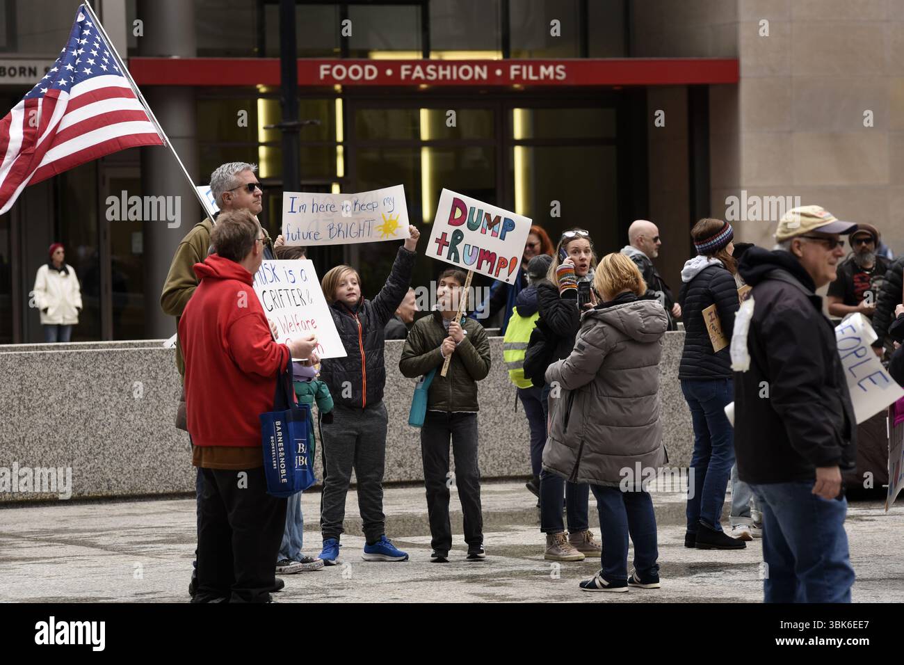 Demonstranten bei einer „Hands Off“-Kundgebung am Daley Plaza in der Innenstadt von Chicago am 5. April 2025, als Opposition gegen die Aktionen der Trump-Regierung. Stockfoto