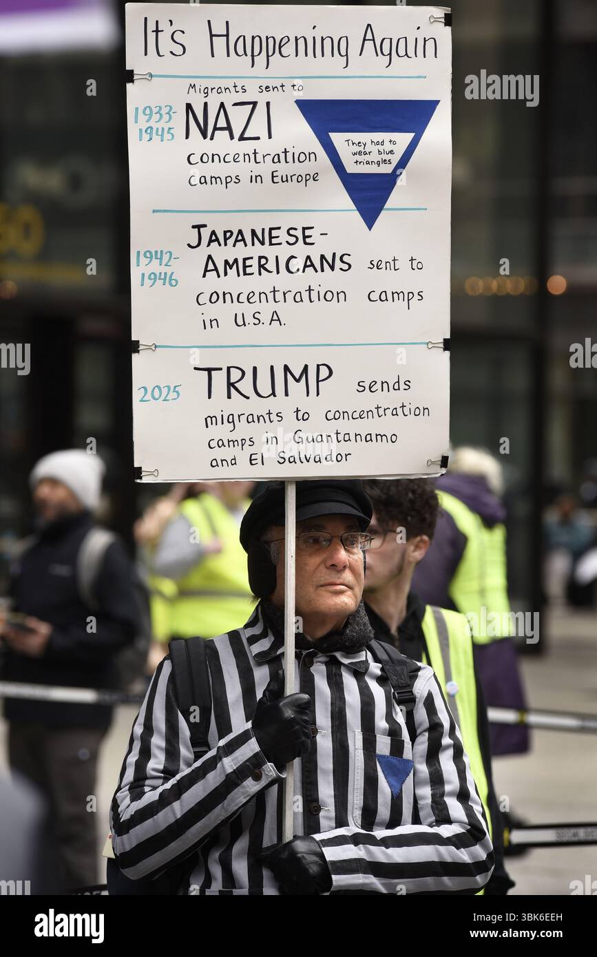 Demonstranten bei einer „Hands Off“-Kundgebung am Daley Plaza in der Innenstadt von Chicago am 5. April 2025, als Opposition gegen die Aktionen der Trump-Regierung. Stockfoto