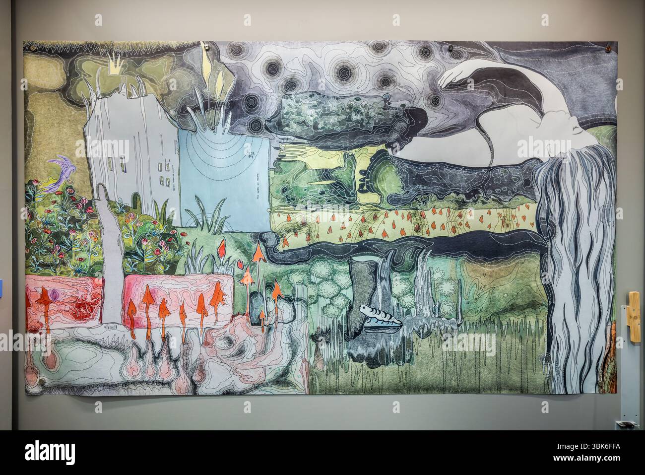 Ein großes bemaltes Tuch aus Françoise Pétrovitchs künstlerischem Entwurf für den Wandteppich "Hommage à George Sand" hängt in der Sonderausstellung der Cité internationale de la tapisserie in der Rue des Arts in Aubusson, Creuse, Nouvelle-Aquitaine, Frankreich. Rechts liegt ein Frauenkopf mit langem grauen Haar, das nach unten fließt. Links stehen ein weißes Gebäude, eine blaue Wasserfläche und Rosensträucher mit roten Blüten. Orange zungenförmige Formen, grüne Wiesen und Bänder aus Grau und Schwarz füllen die Mitte, und dunkle Kreise füllen den grauen Himmel. Magnete halten das Tuch an der Wand. Als Teil des "Hommage à Stockfoto