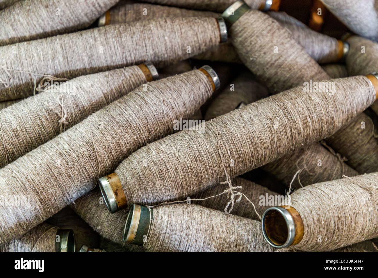 Spindel mit Rohwolle in der Terrade-Spinnerei in Felletin. Die Wolle wird zuerst gereinigt und gekrempelt, oft mit sortierter Rohwolle aus verschiedenen Quellen (Rava, Bizet, Limousine, Solognote, Alpaca, Yak). Rue de la Papeterie, Felletin, Nouvelle-Aquitaine, Frankreich Stockfoto