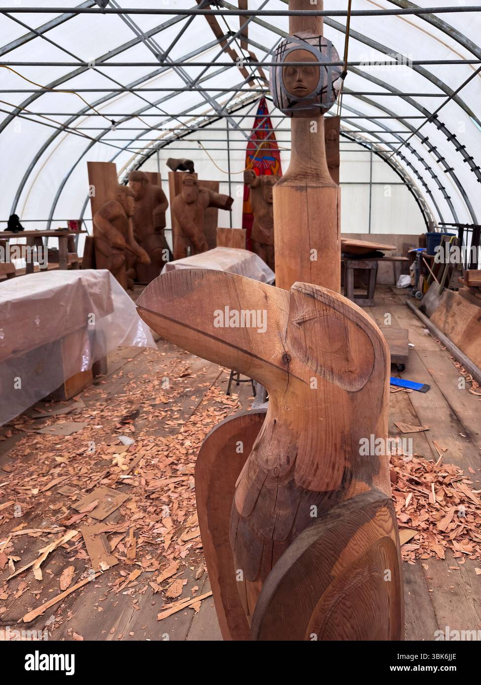 Totempfähle wurden von Haida First Nation auf Haida Gwaiii Island in British Columbia, Kanada, geschnitzt Stockfoto