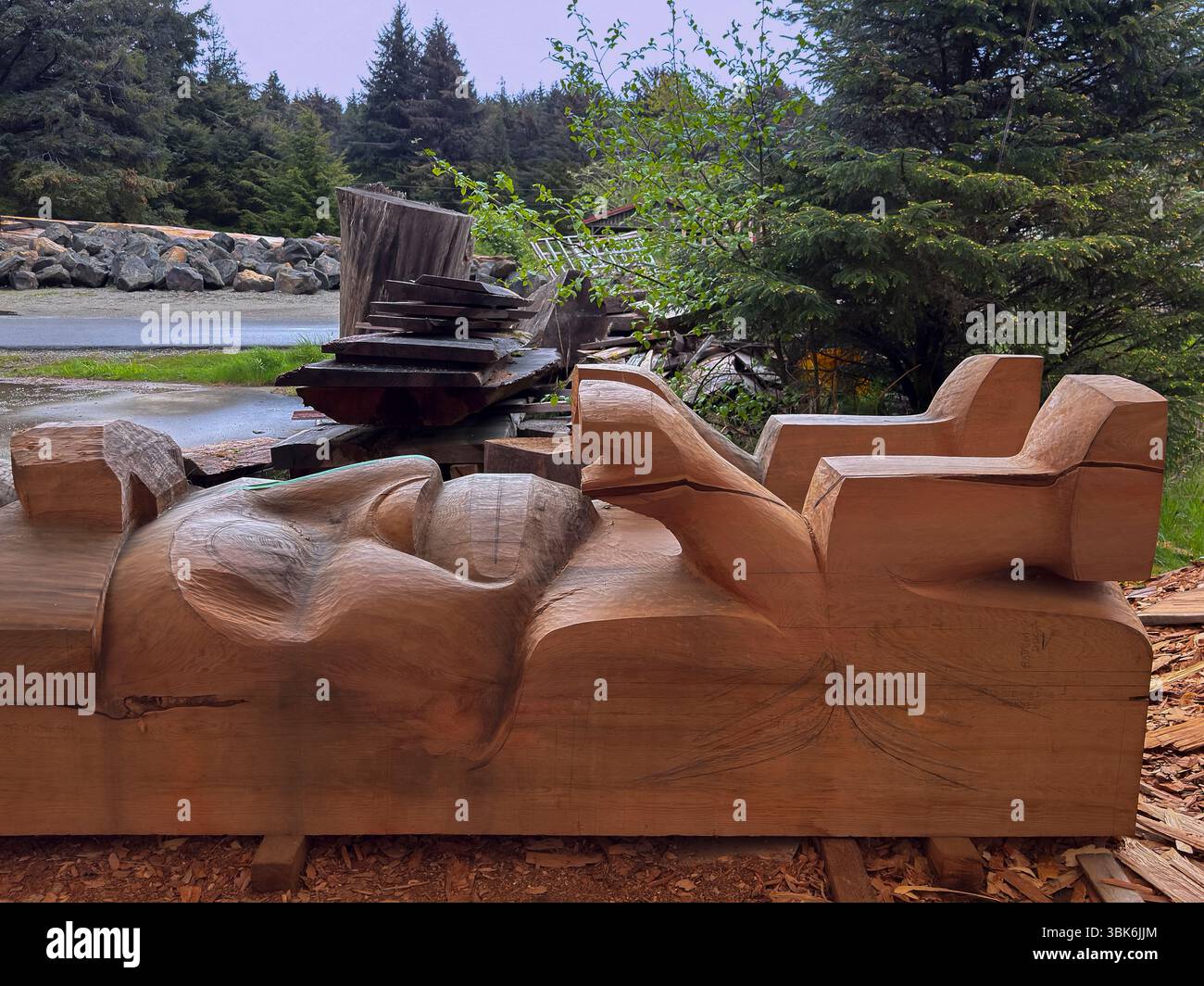 Totempfähle wurden von Haida First Nation auf Haida Gwaiii Island in British Columbia, Kanada, geschnitzt Stockfoto
