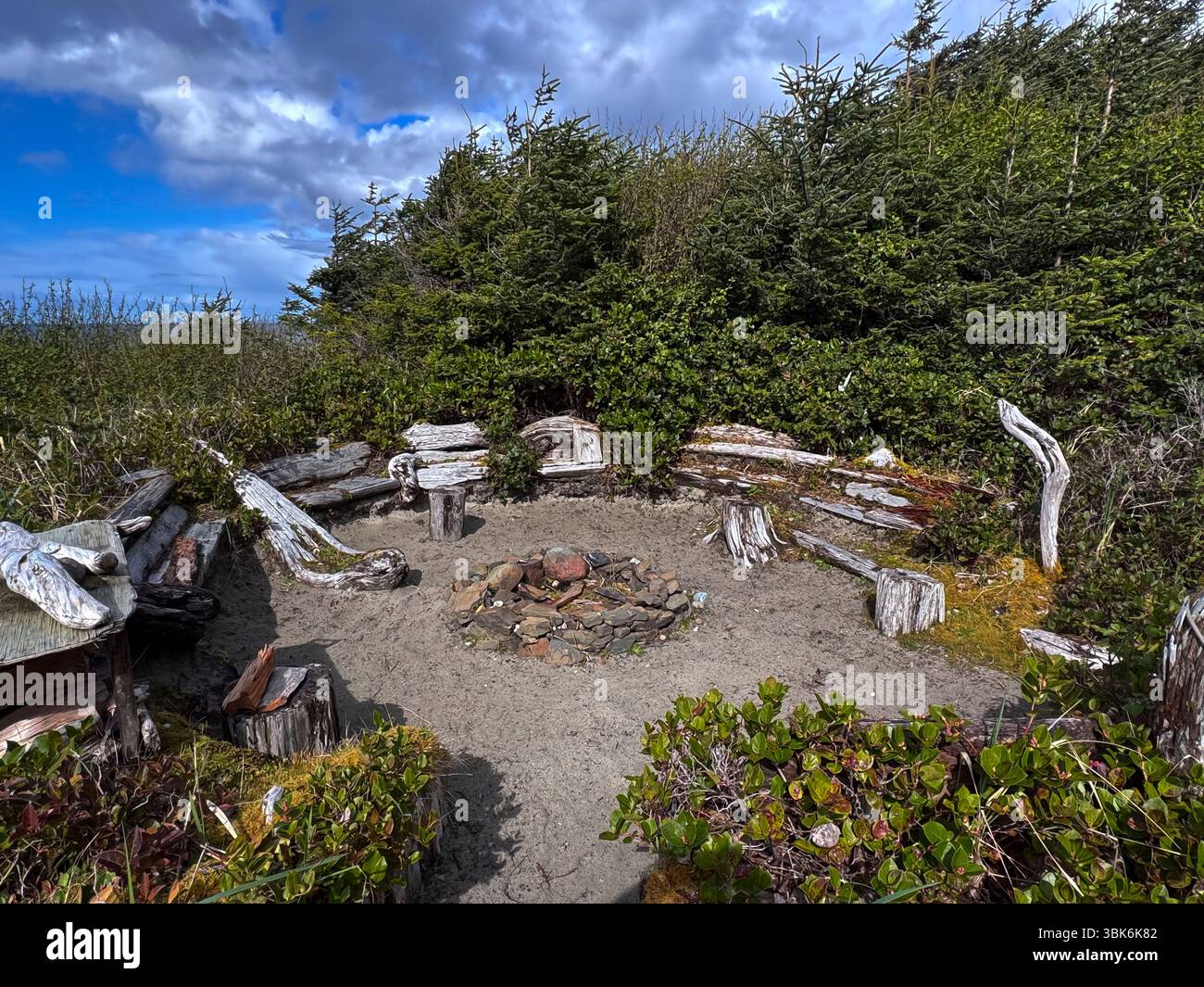 Feuerstelle am South Beach in der Nähe des Naikon Park auf Haida Gwaiii Island - British Columbia, Kanada Stockfoto