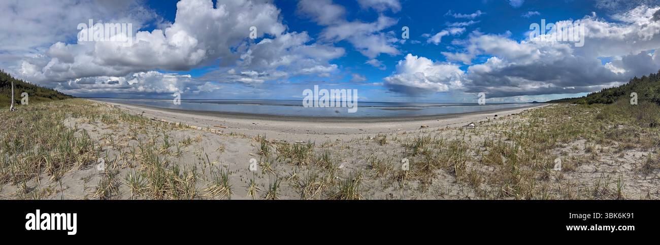 Dramatische Cdumulus-Wolken bilden sich über South Beach in der Nähe des Naikon Park auf Haida Gwaiii Island in British Columbia, Kanada Stockfoto