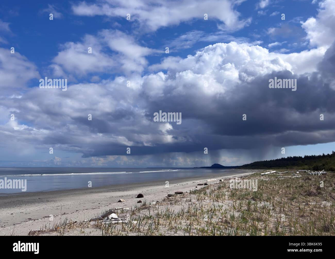 Dramatischer Himmel mit Regenwolken über South Beach in der Nähe des Naikon Park auf Haida Gwaiii Island - British Columbia, Kanada Stockfoto