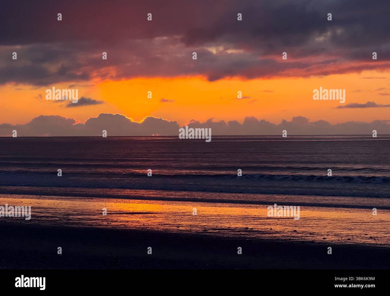 Sonnenuntergang am South Beach in der Nähe des Naikon Park auf Haida Gwaiii Island - British Columbia, Kanada Stockfoto