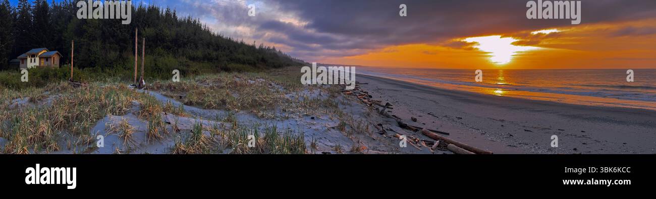 Panorama Sonnenuntergang am South Beach in der Nähe des Naikon Park auf Haida Gwaiii Island - British Columbia, Kanada Stockfoto