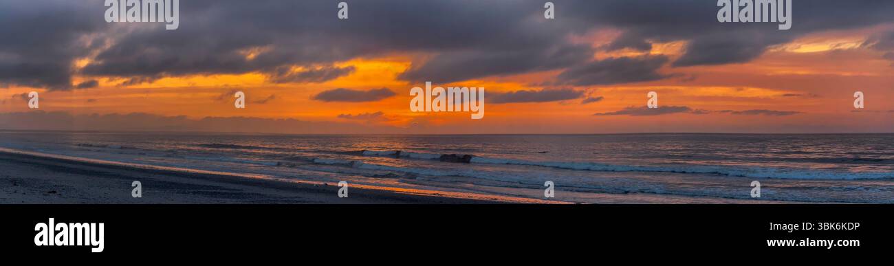 Panorama Sonnenuntergang am South Beach in der Nähe des Naikon Park auf Haida Gwaiii Island - British Columbia, Kanada Stockfoto