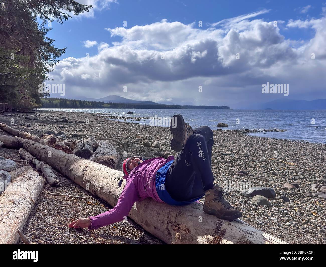 Ein Wanderer entlang der Küste des Masset Inlet in der Nähe von Port Clement auf Haida Gwaiii Island - British Columbia, Kanada Stockfoto