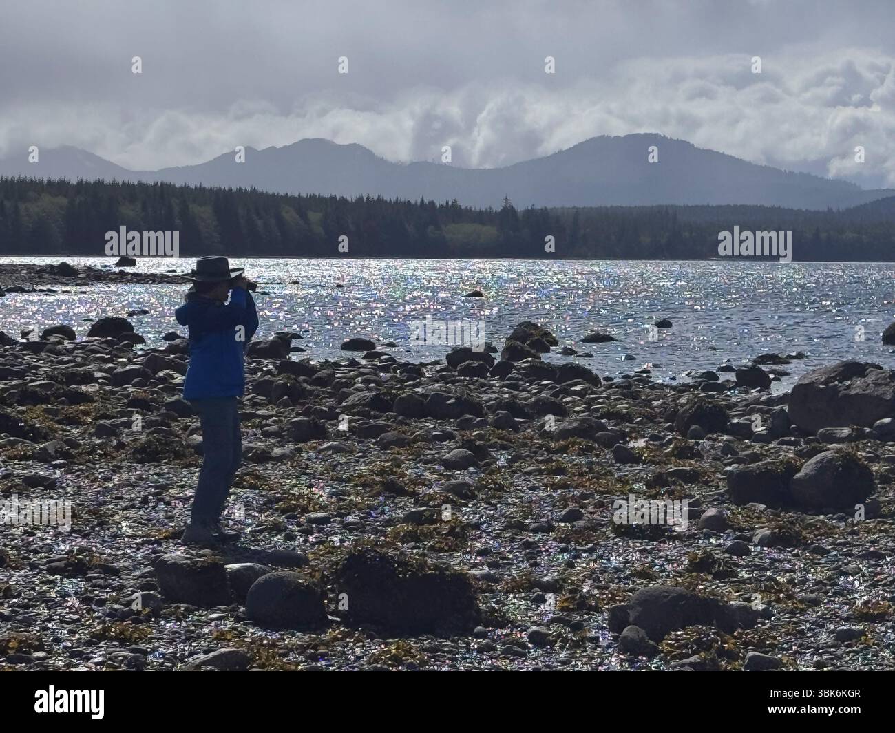 Wanderer erkunden die Küste von Masset Inlet in der Nähe von Port Clement auf Haida Gwaiii Island in British Columbia, Kanada Stockfoto