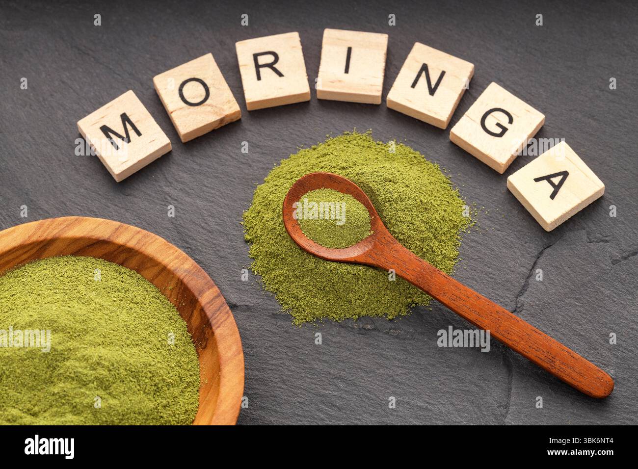 Organisches grünes Moringa-Pulver in einer Schüssel und einem Löffel - Moringa oleifera Stockfoto
